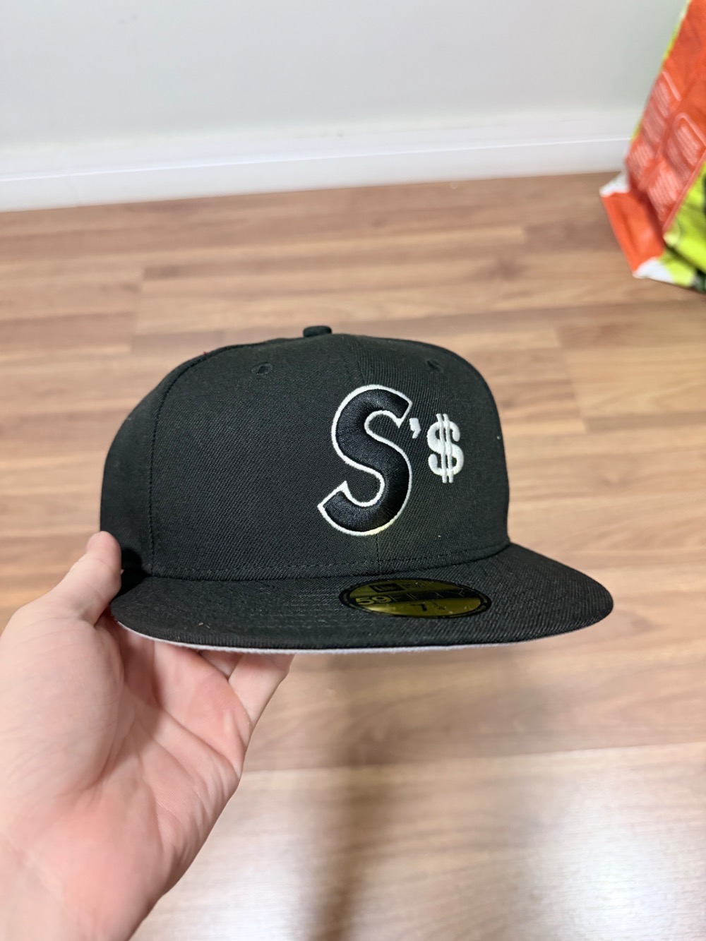 New Era x Supreme Boné Money S Logo Black FW26-W4 — 7-1/4, Novo