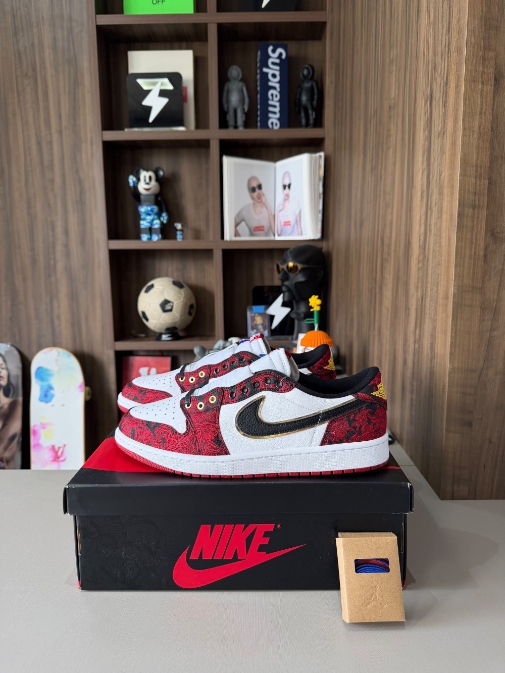 Air Jordan 1 Low Last Dance At The Garden Varsity Red — 42, Novo