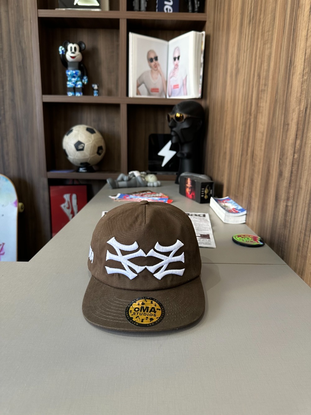 Boné oMA Studios NY NY Brown White — Único, Novo
