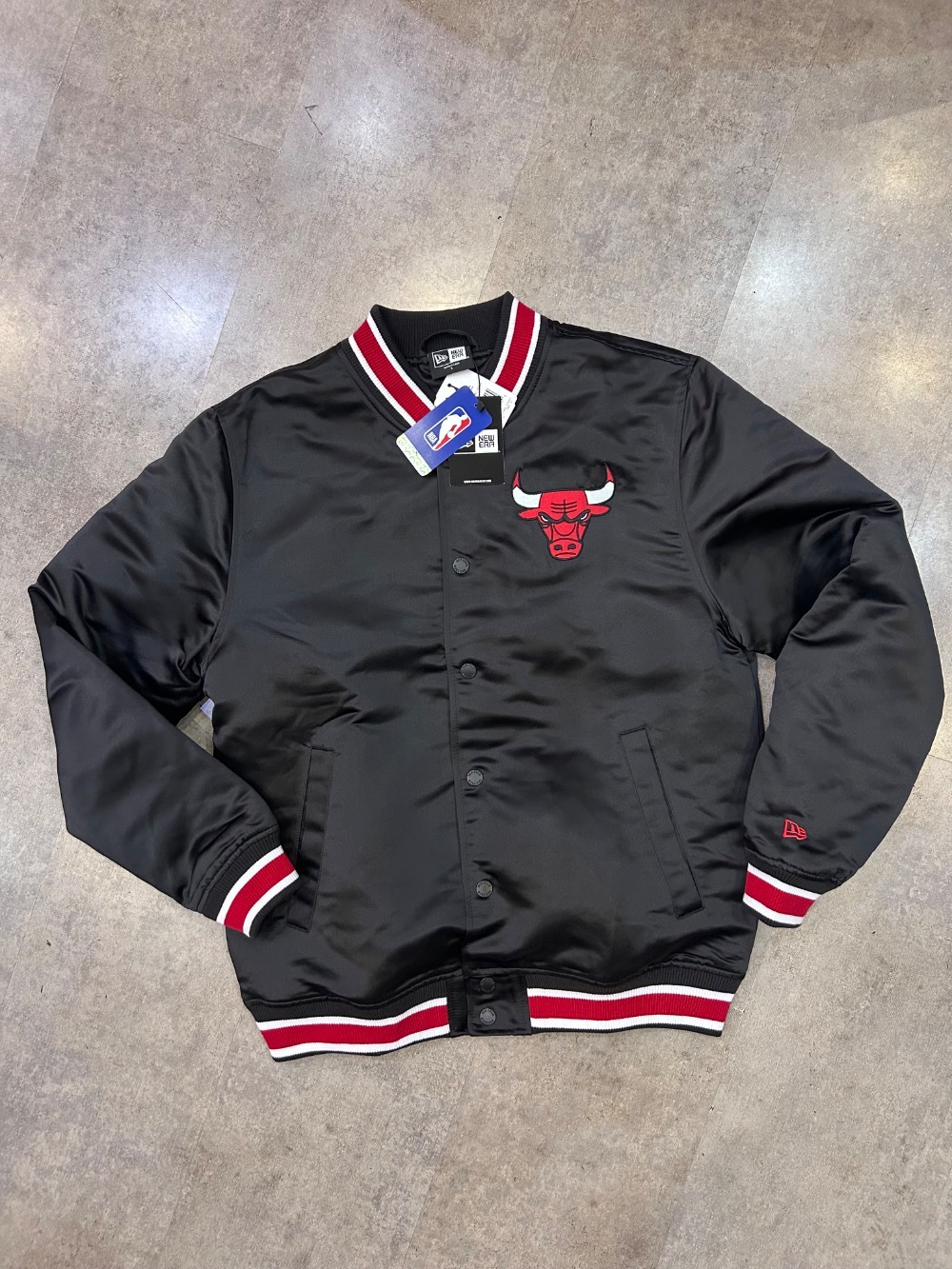 Jaqueta New Era Varsity Satin Chicago Bulls College Black Red — M / G, Novo