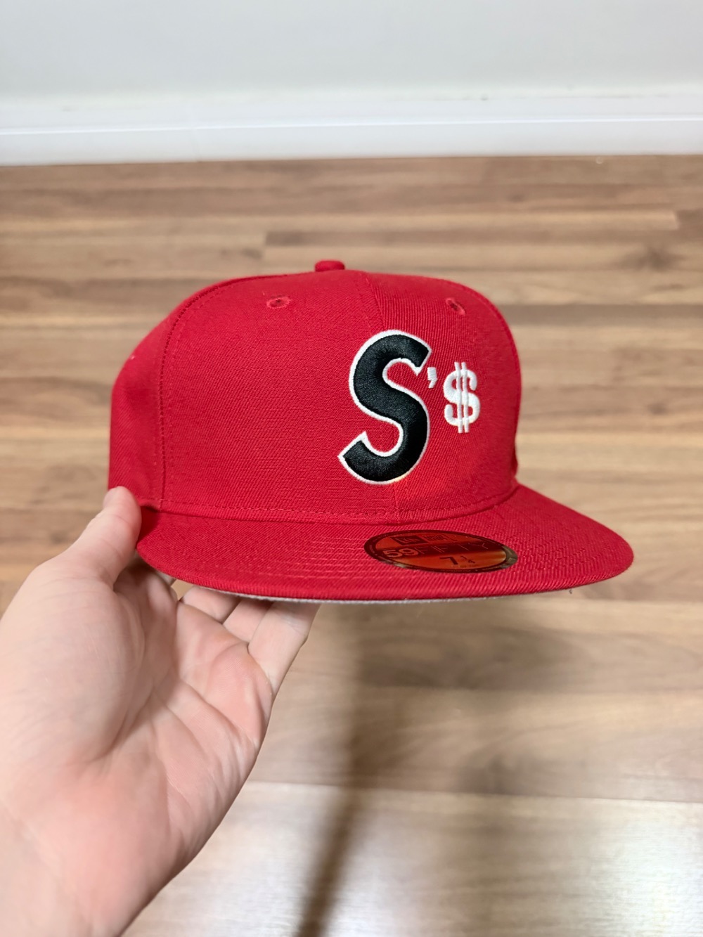 New Era x Supreme Boné Money S Logo Red FW26-W4 — 7-1/4, Novo