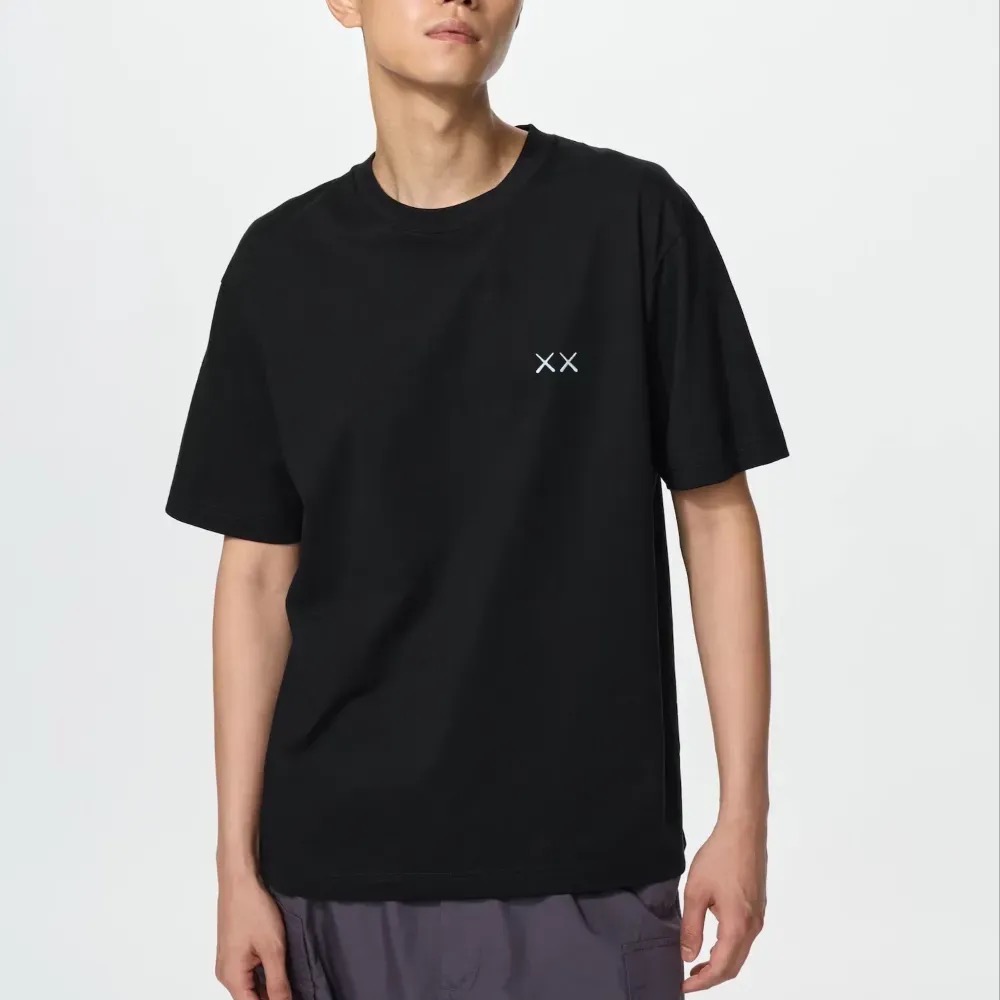 KAWS x Uniqlo Camiseta Universe UT Moon Black — G, Novo
