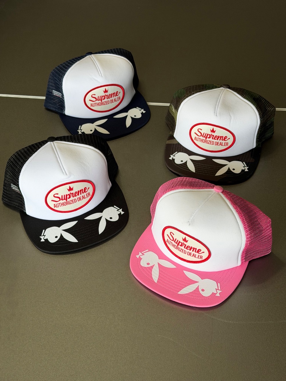 Playboy x Supreme Boné Mesh Back 5-Panel Woodland Camo SS26-W3 — Único, Novo