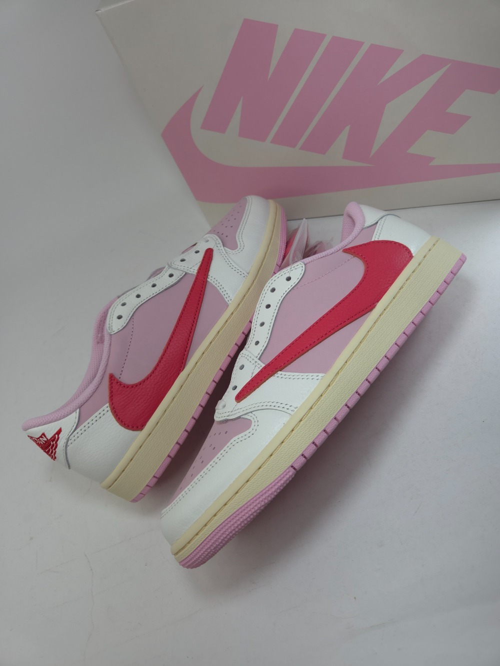 Travis Scott x Air Jordan 1 Low OG SP Sail Tropical Pink — 43, Novo