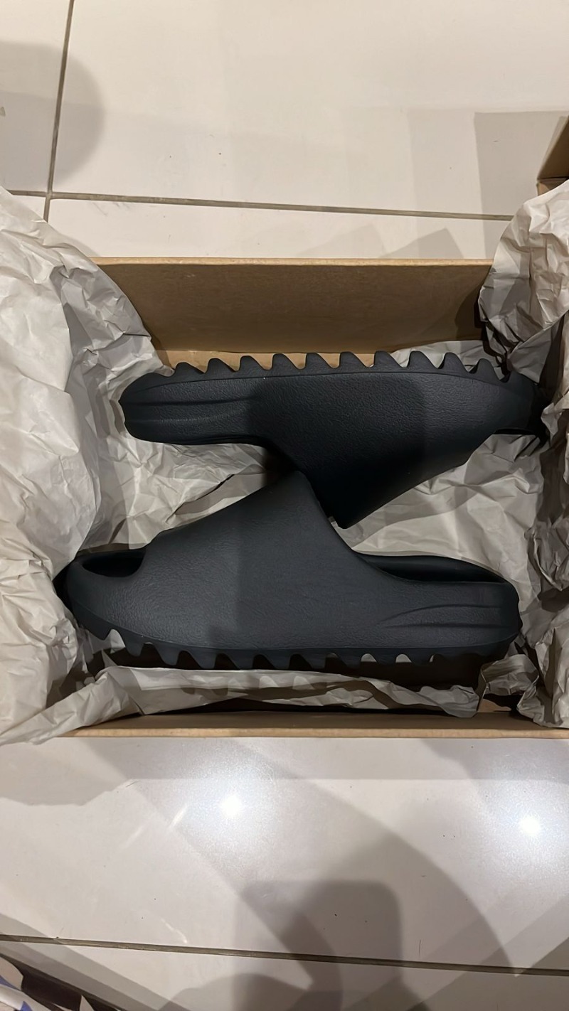 Foto 3 de Yeezy Slide Onyx — 34/5, Novo