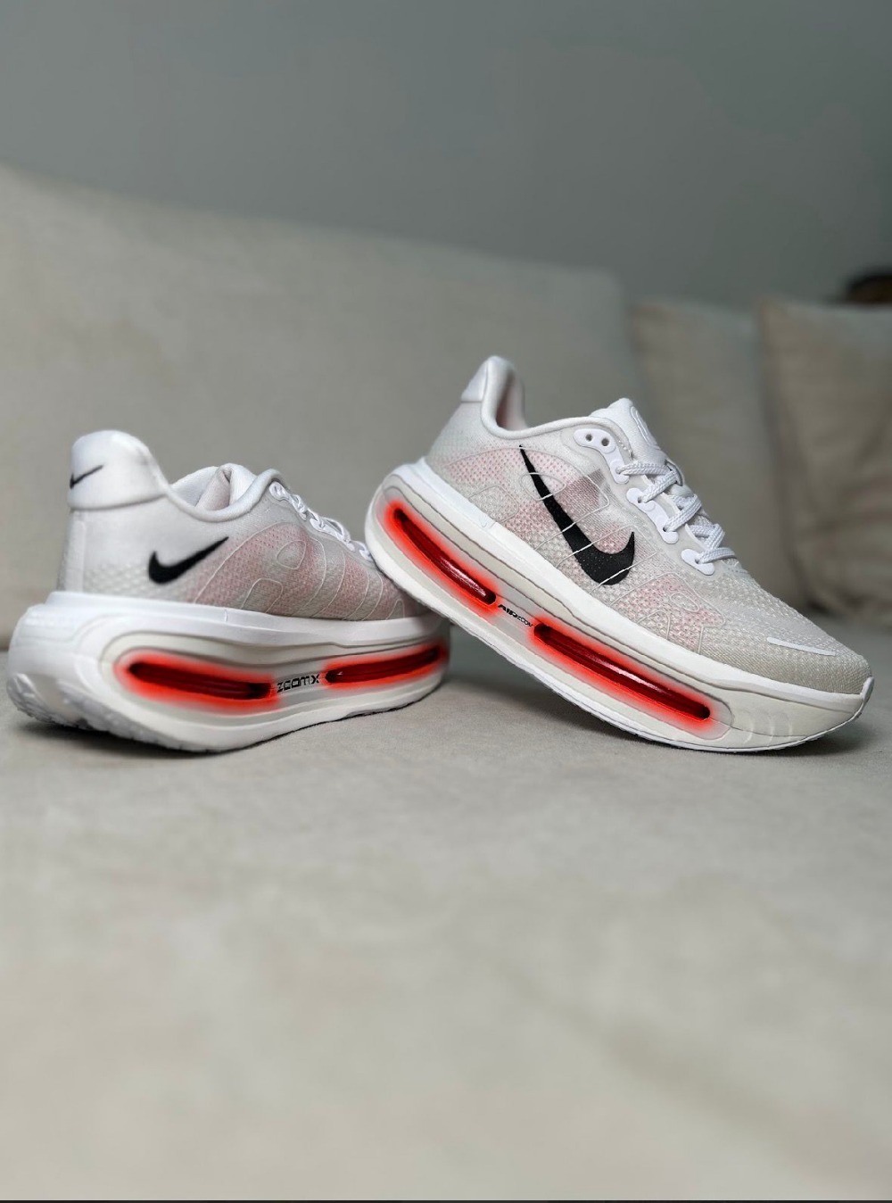 Nike Vomero Premium White Bright Crimson — 44, Novo
