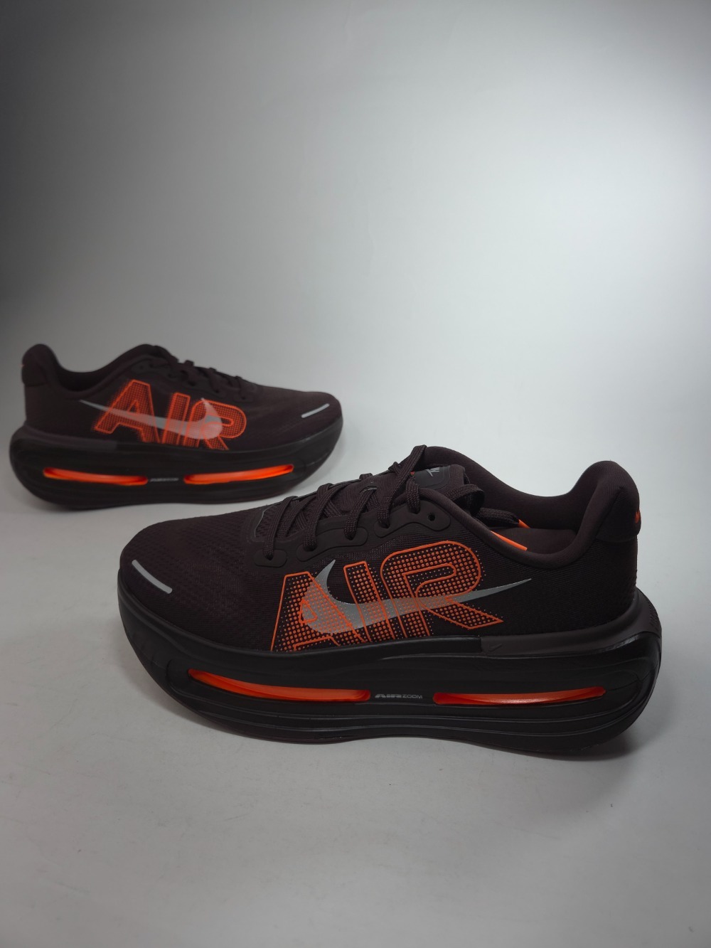 Renegade x Nike Vomero Premium Brown Basalt Total Orange — 42.5, Novo