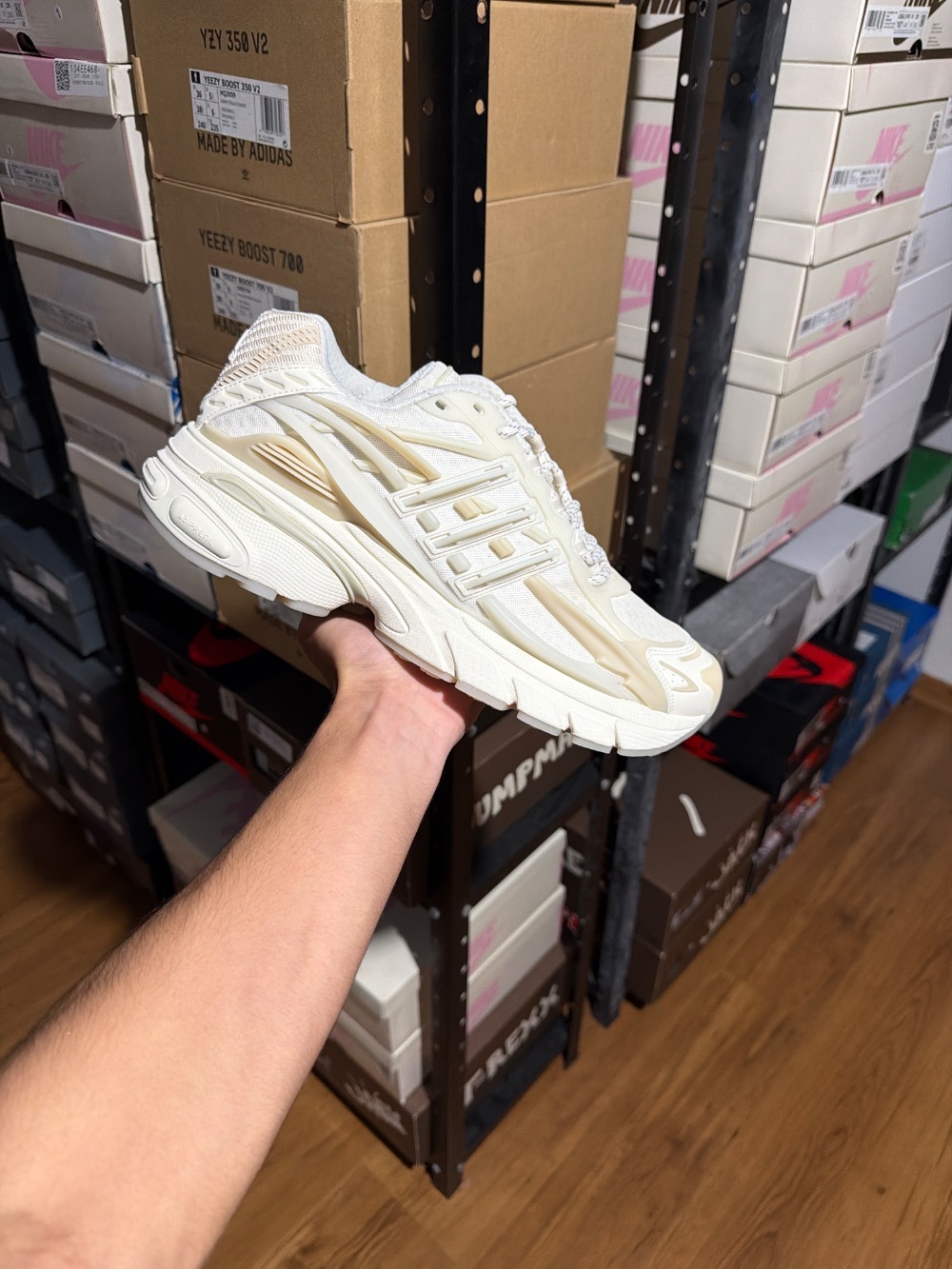 Pharrell Williams x adidas Adistar Jellyfish Chalk White — 44, Novo