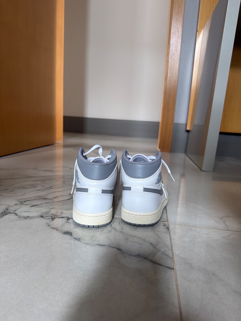 Foto 4 de Air Jordan 1 Mid Neutral Grey — 40, Usado