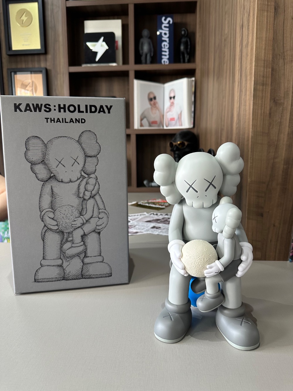 KAWS Holiday Thailand Vinyl Grey — Único, Novo