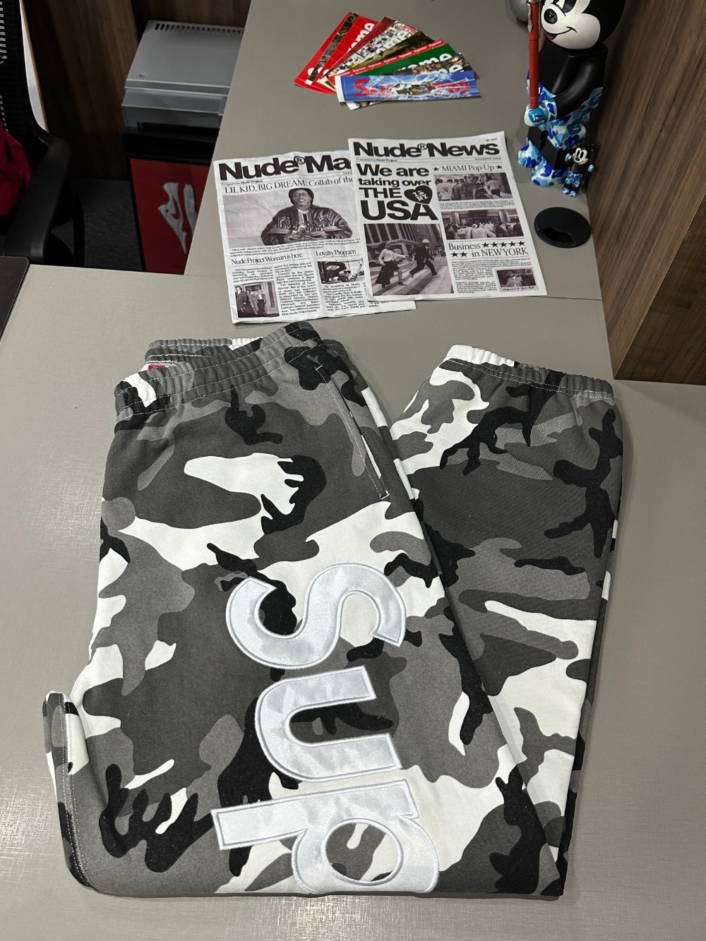 Calça Supreme Satin Appliqué Snow Camo SS26-W9 — M, Novo