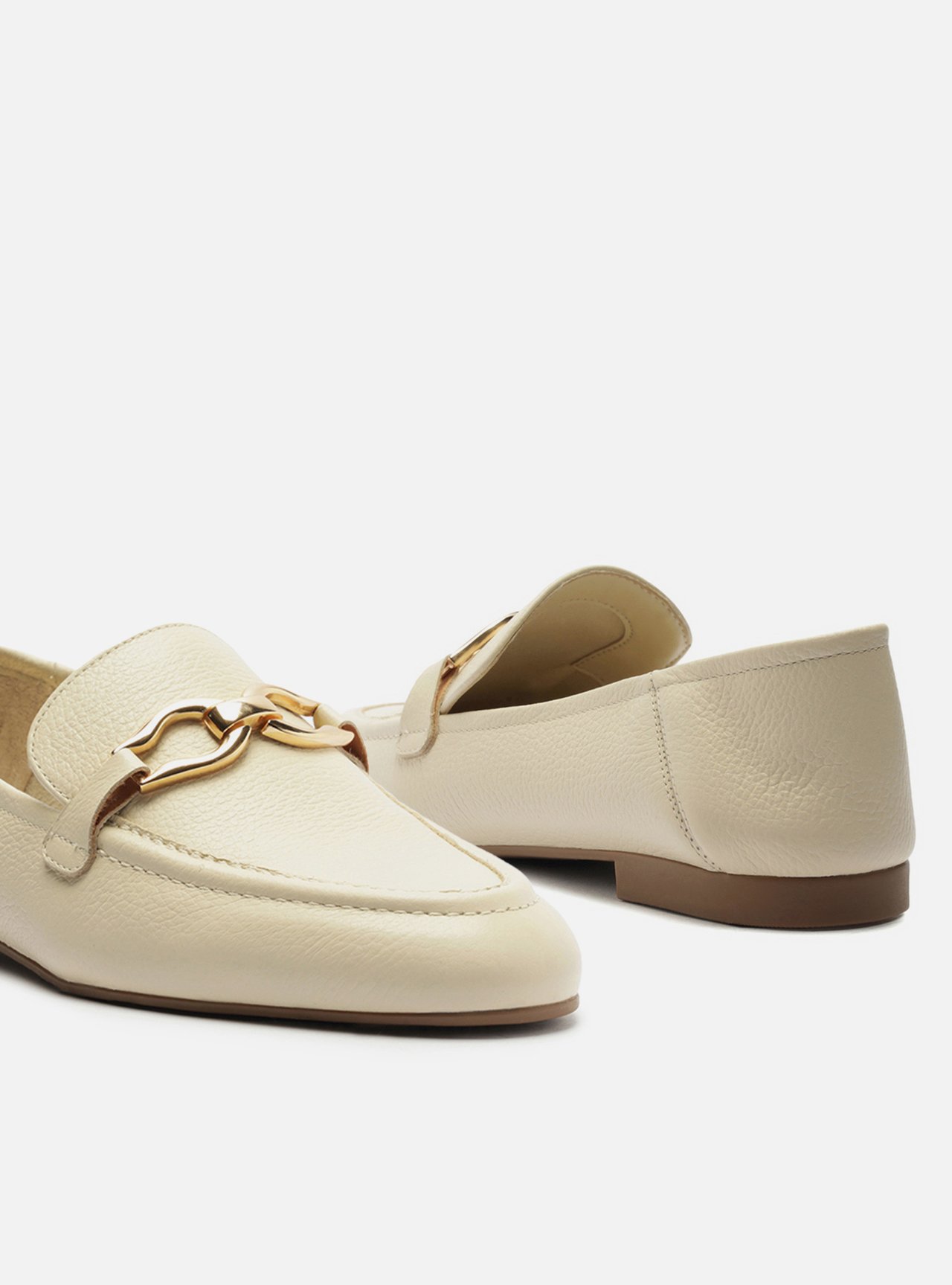 Foto 4 de Mocassim Branco Couro Bridão Metálico Básico