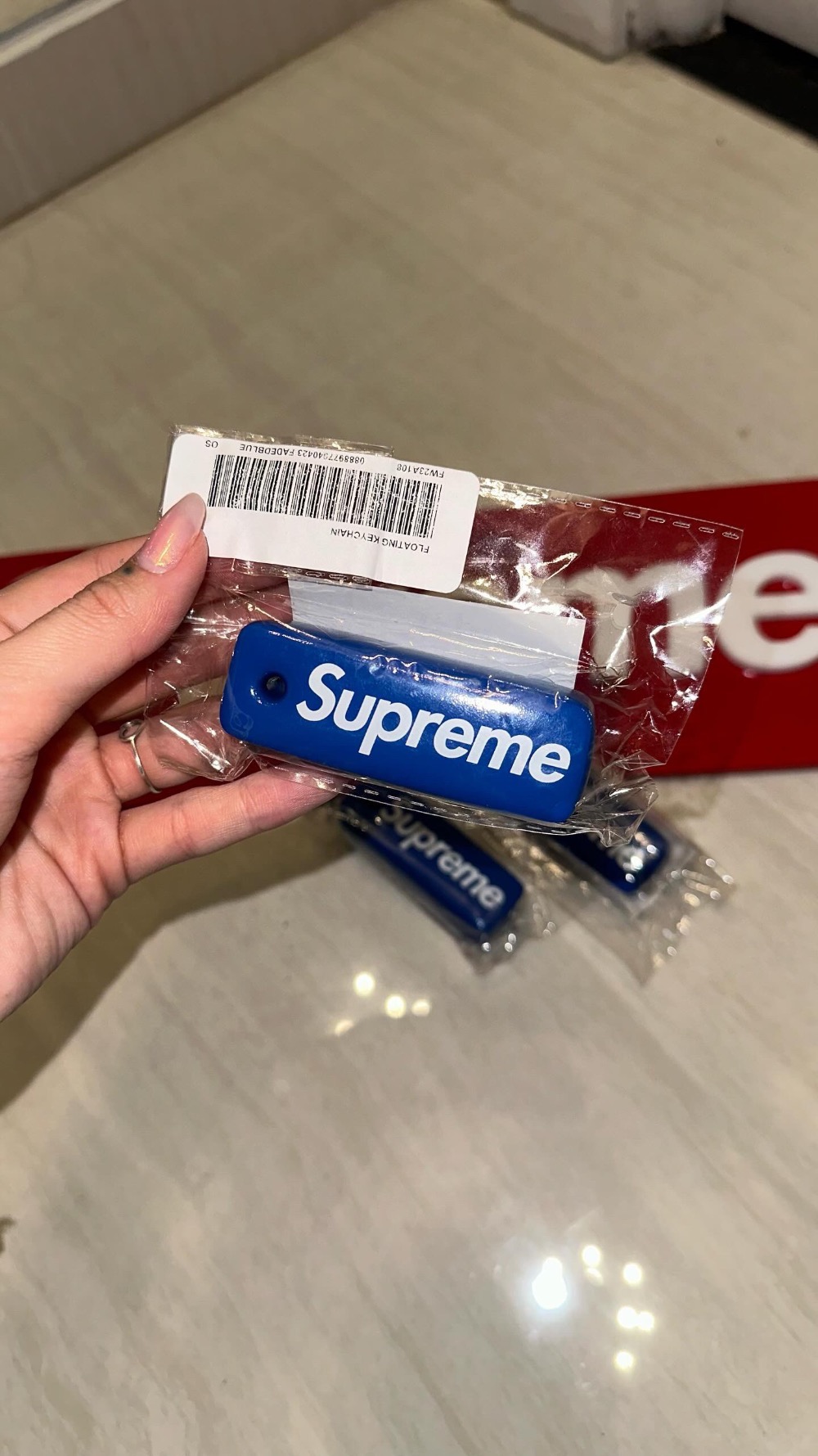 Chaveiro Supreme Floating Faded Blue SS23-W8 — único, Novo