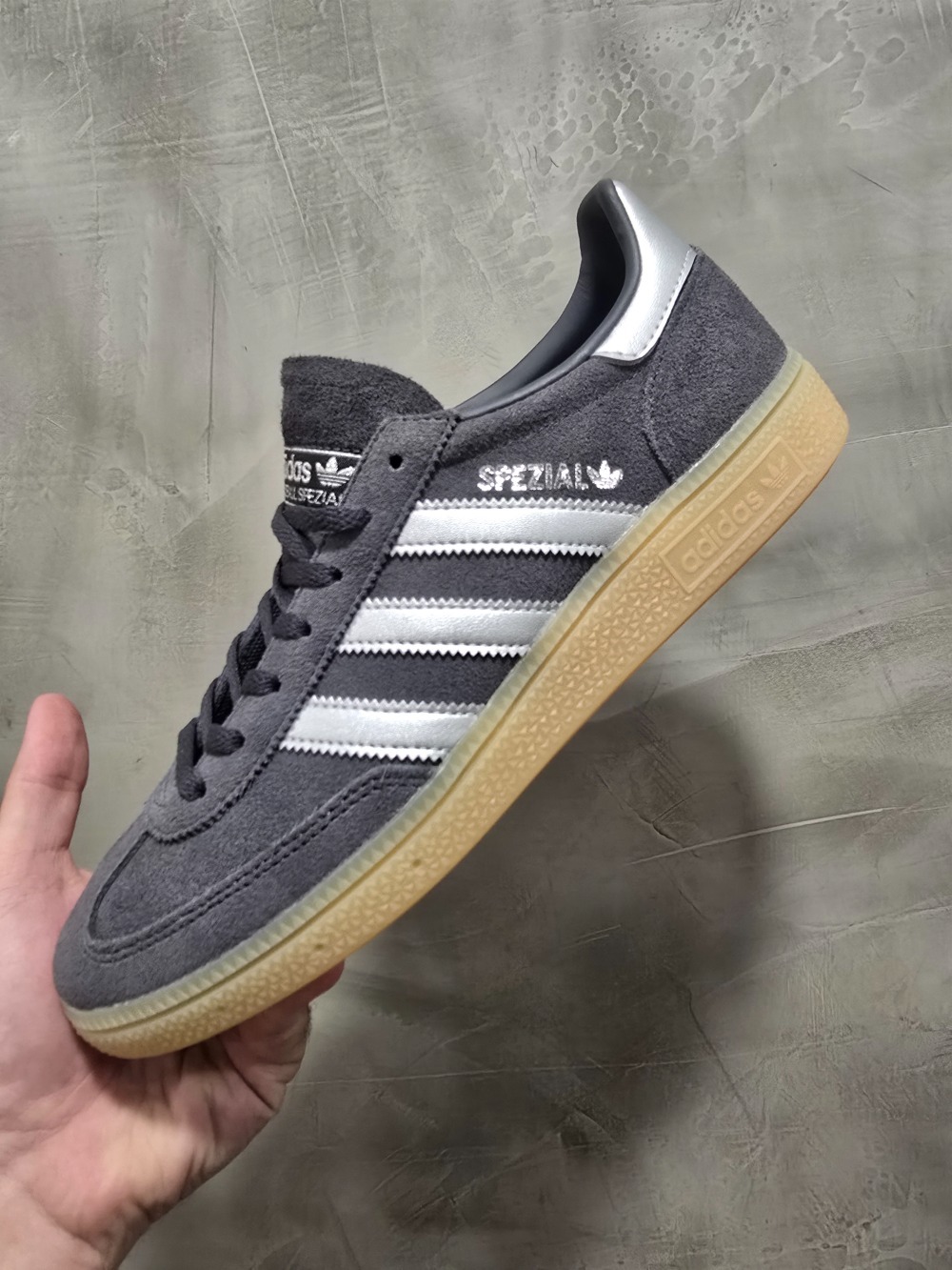 adidas Handball Spezial Utility Black Silver Metallic Gum — 34 / 35 / 36 / 37 / 38 / 39, Novo