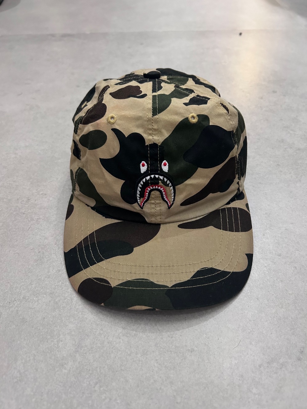 Boné Bape 1st Camo Shark Panel Yellow — Único, Usado