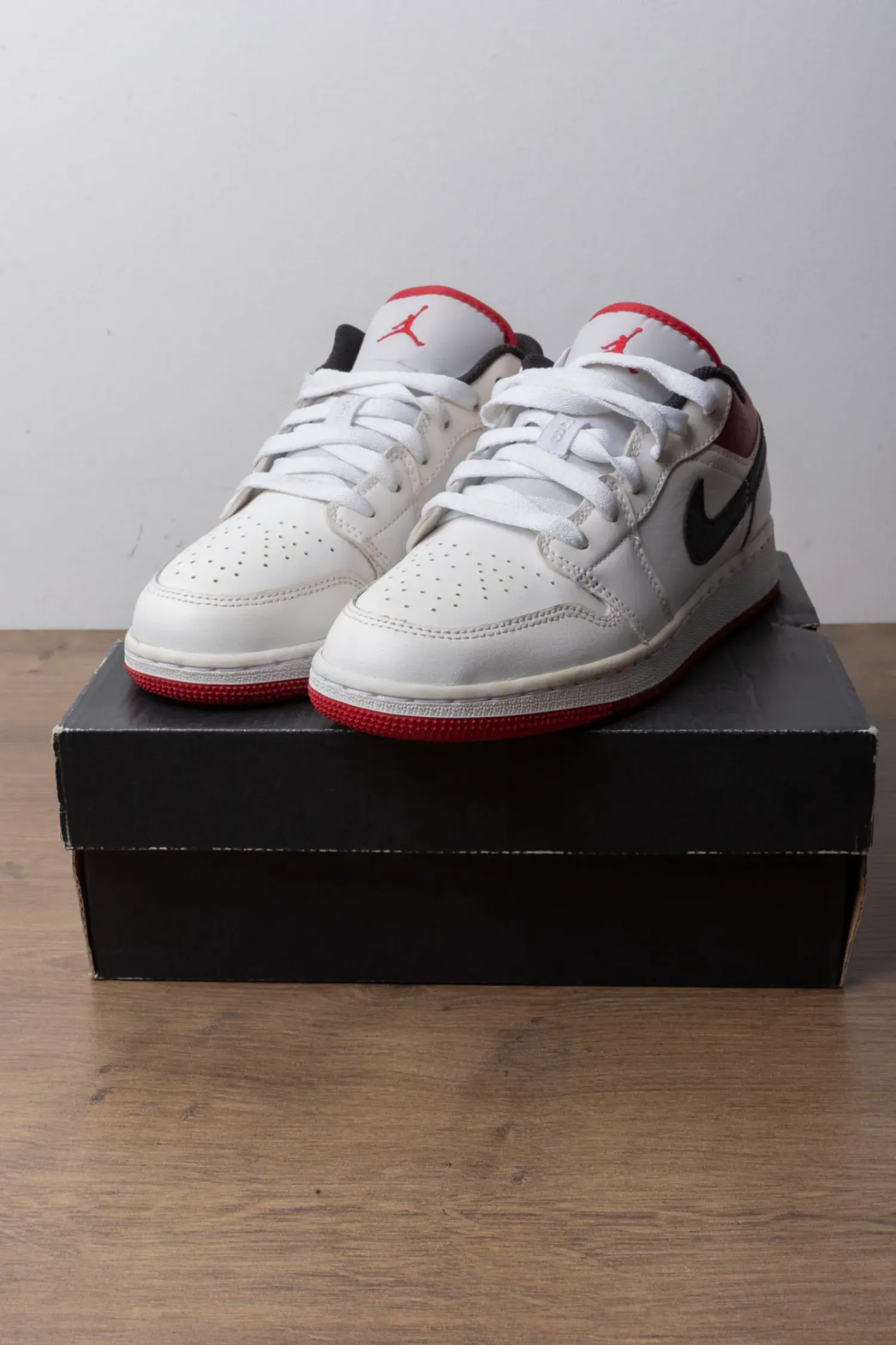Air Jordan 1 Low White University Red — 34.5, Novo