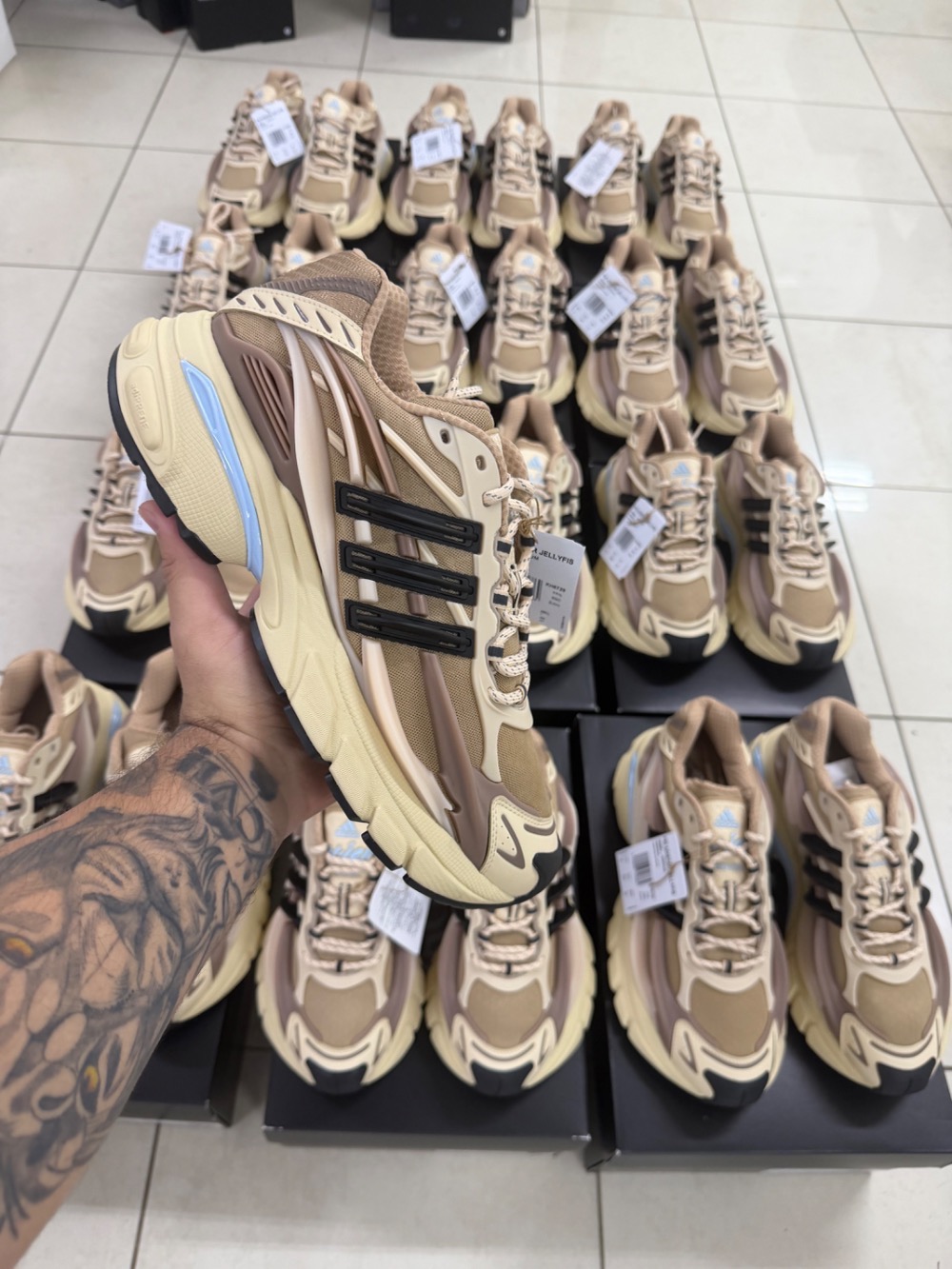 Pharrell Williams x adidas Adistar Jellyfish Crystal Sand Trace Brown — 35, Novo