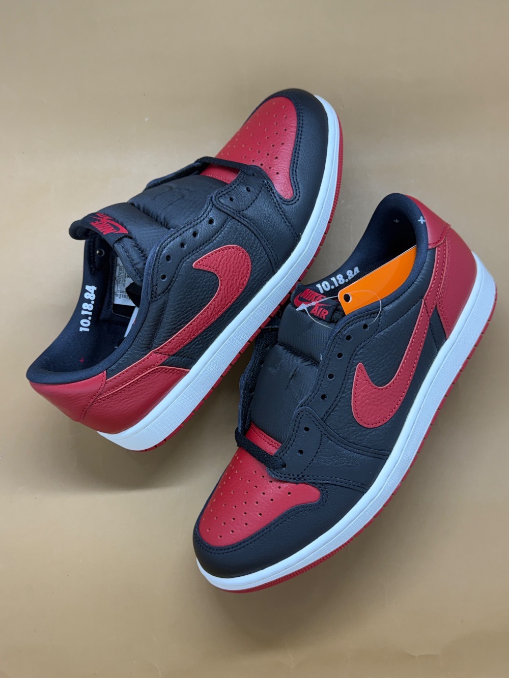 Air Jordan 1 Retro Low OG Banned Black Varsity Red — 43, Novo