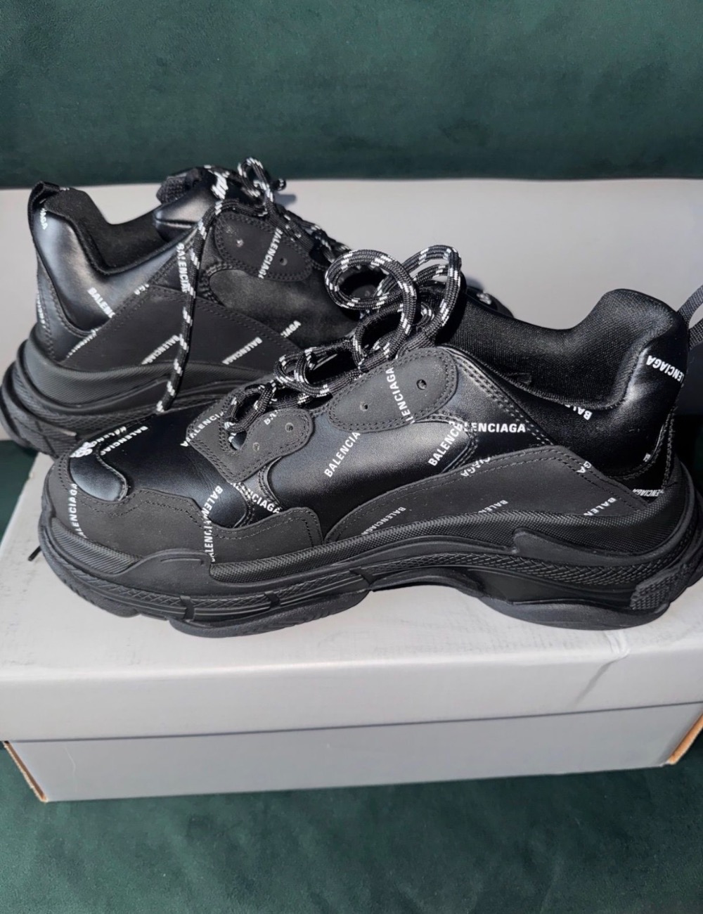 Balenciaga Triple S Logo Print Black White — 42 / 44, Novo