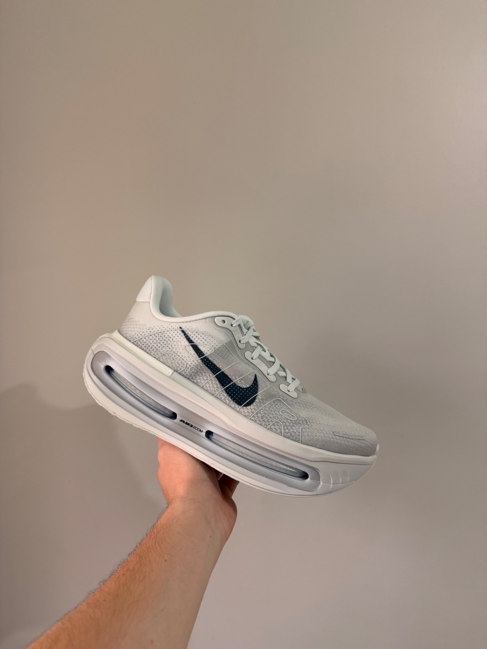 Nike Vomero Premium Off-White Grey Fog Dark Obsidian — 41, Novo