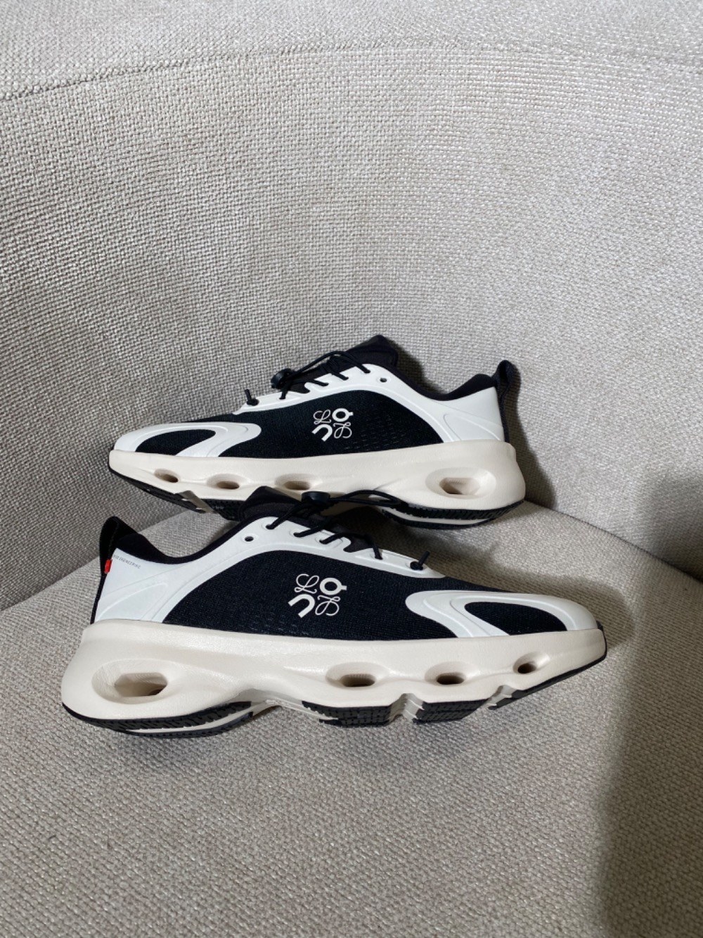 LOEWE x On Running Cloudsolo Black Eggshell — 36, Novo
