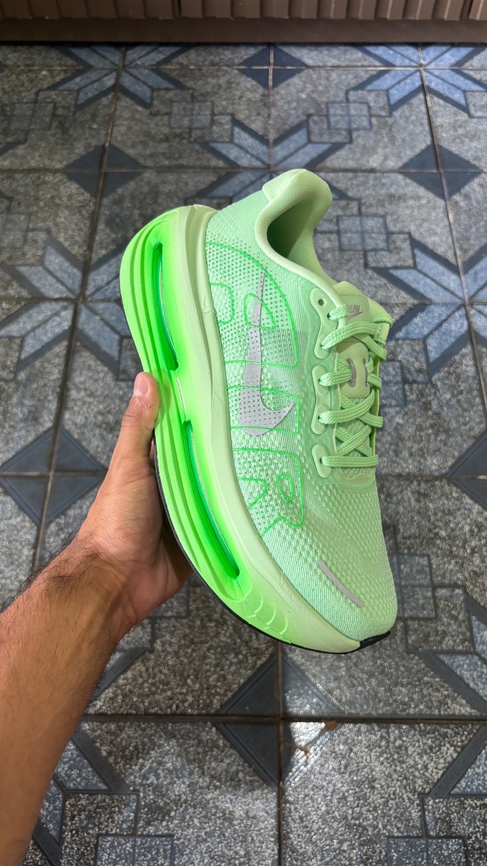Nike Vomero Premium Cucumber Calm Green Spark — 40, Novo