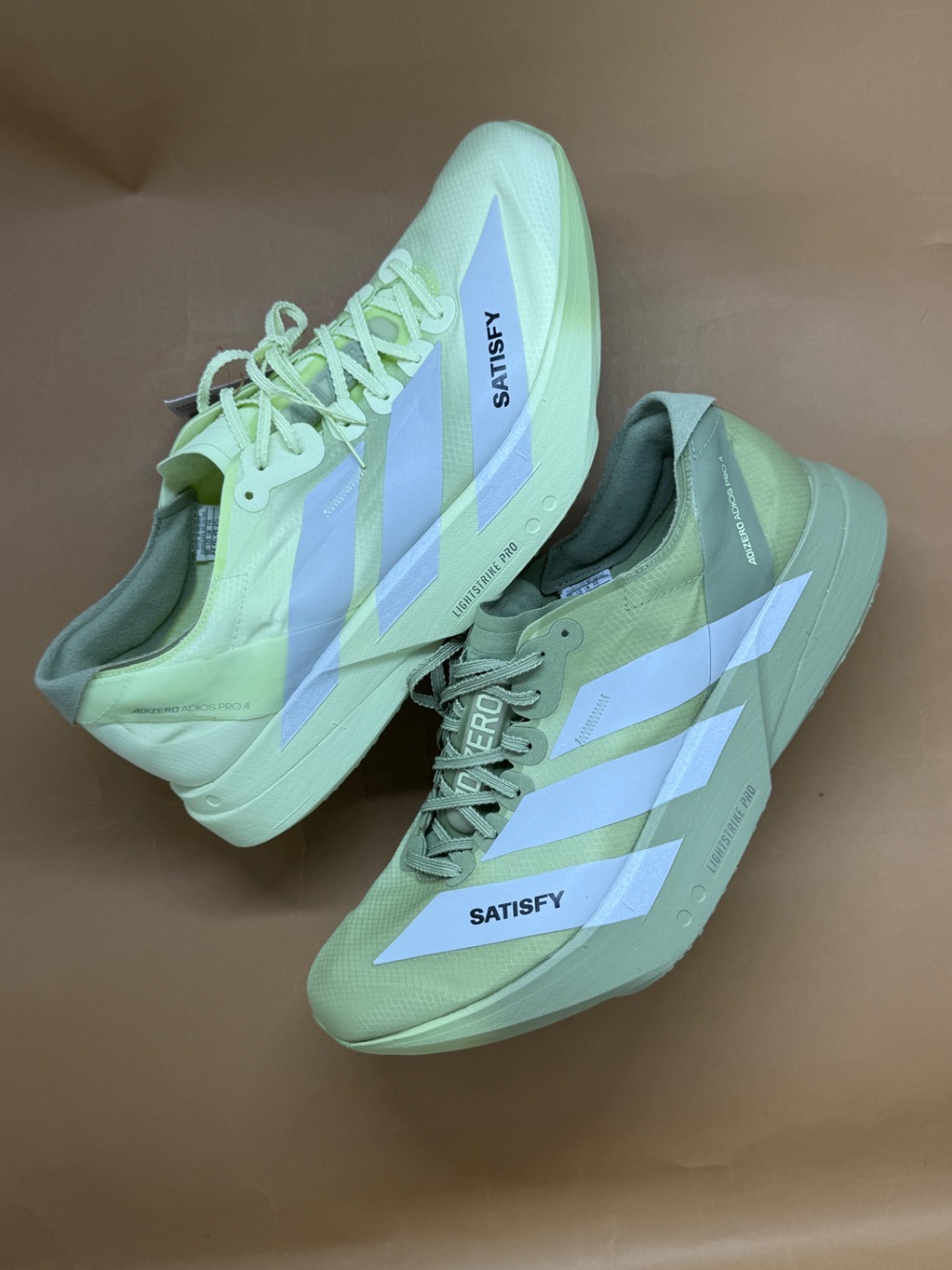 Satisfy x adidas Adizero Adios Pro 4 Tent Green Matte Silver Magic Lime — 45, Novo