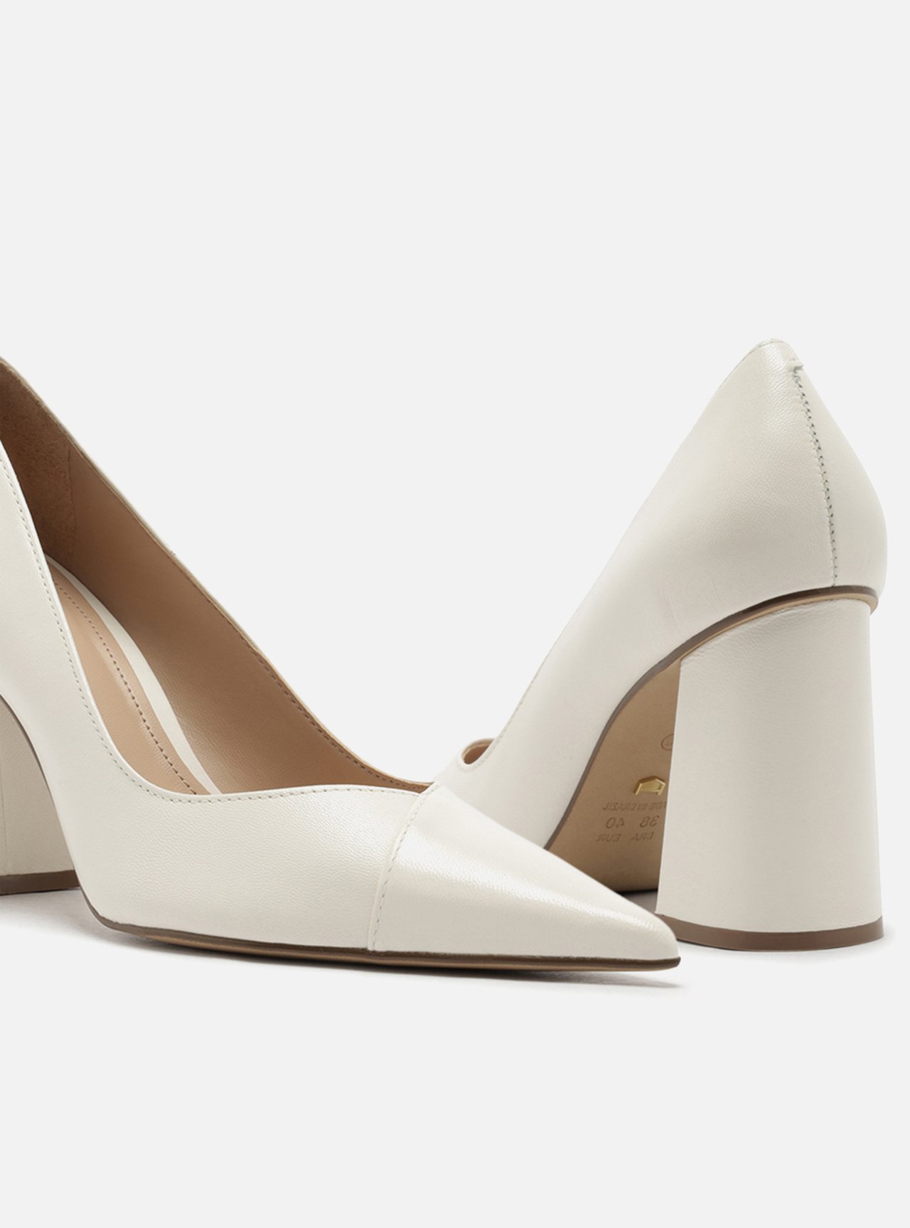 Foto 4 de Scarpin Off White Couro Salto Bloco Laqueado
