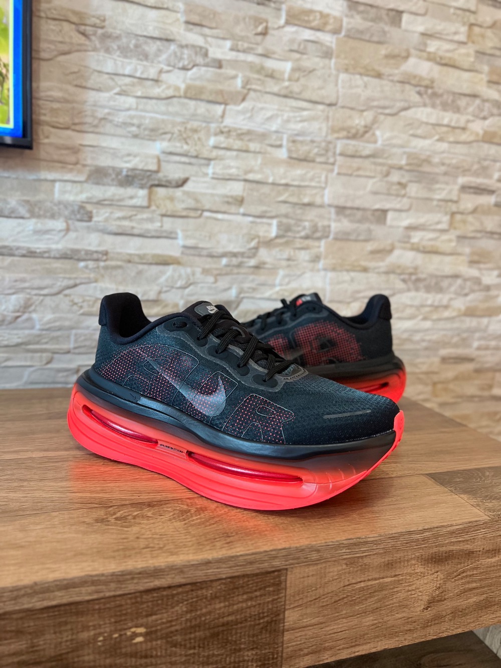 Nike Vomero Premium Black Bright Crimson — 42, Novo