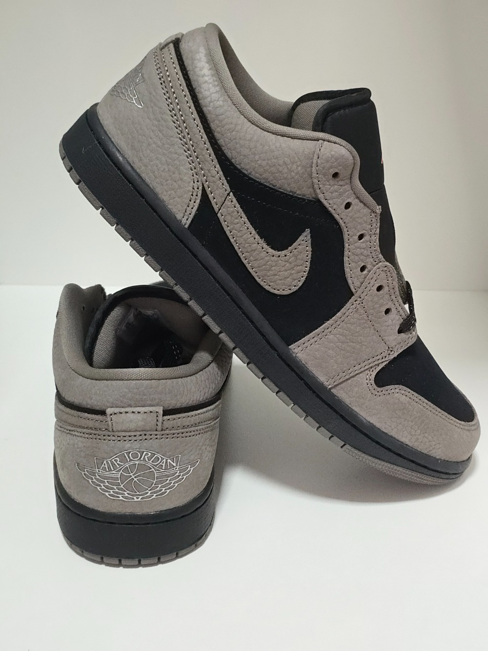 Air Jordan 1 Low SE Black Olive Grey — 46, Novo