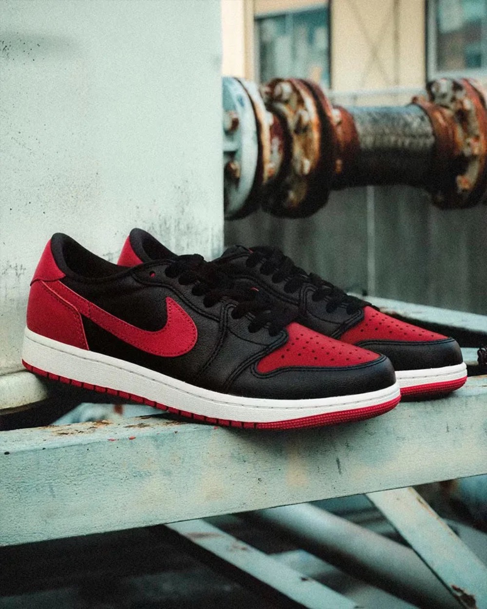 Air Jordan 1 Retro Low OG Banned Black Varsity Red — 44, Novo