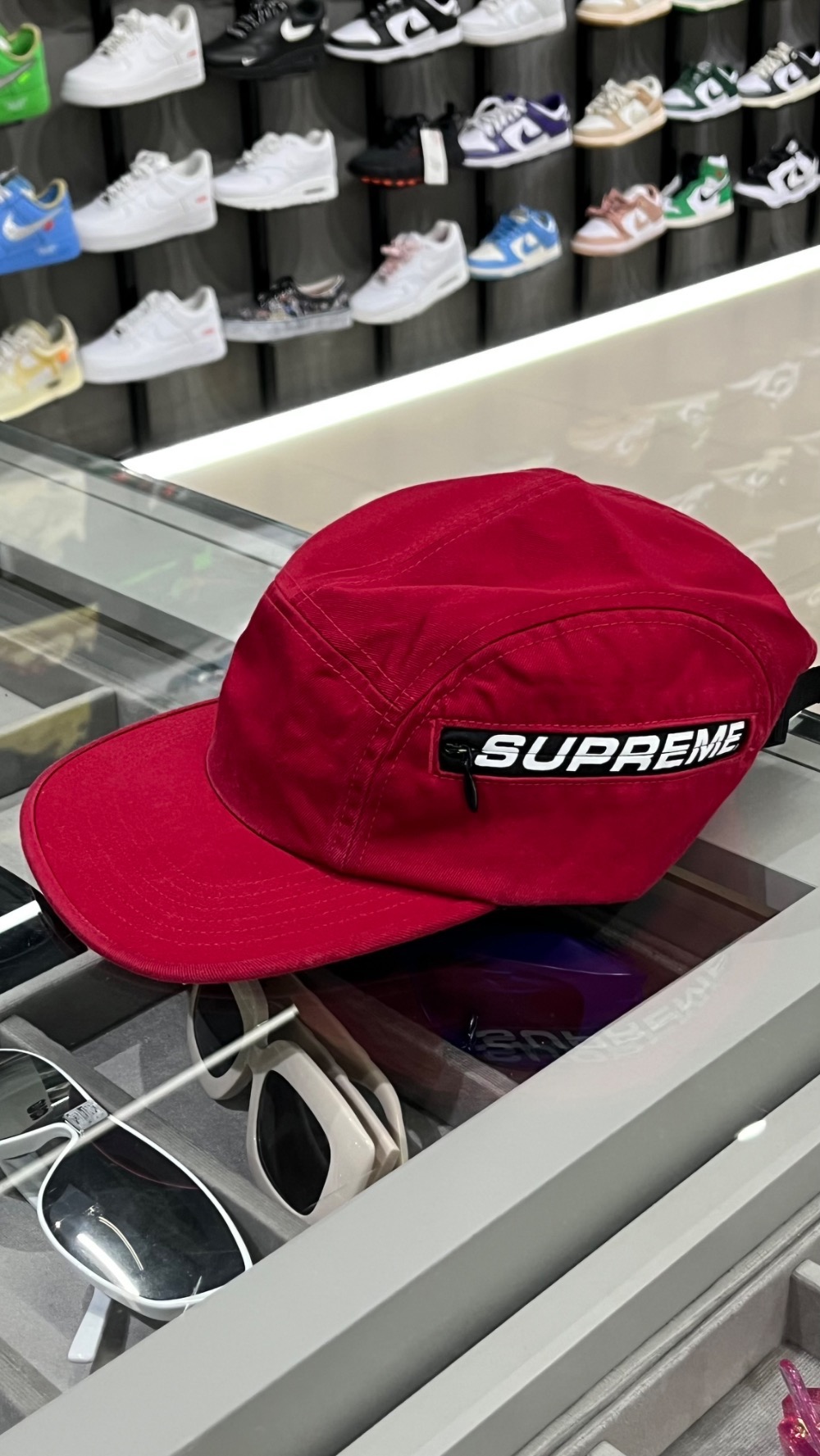 Boné Supreme Side Zip Camp Red SS26-W9 — Único, Novo