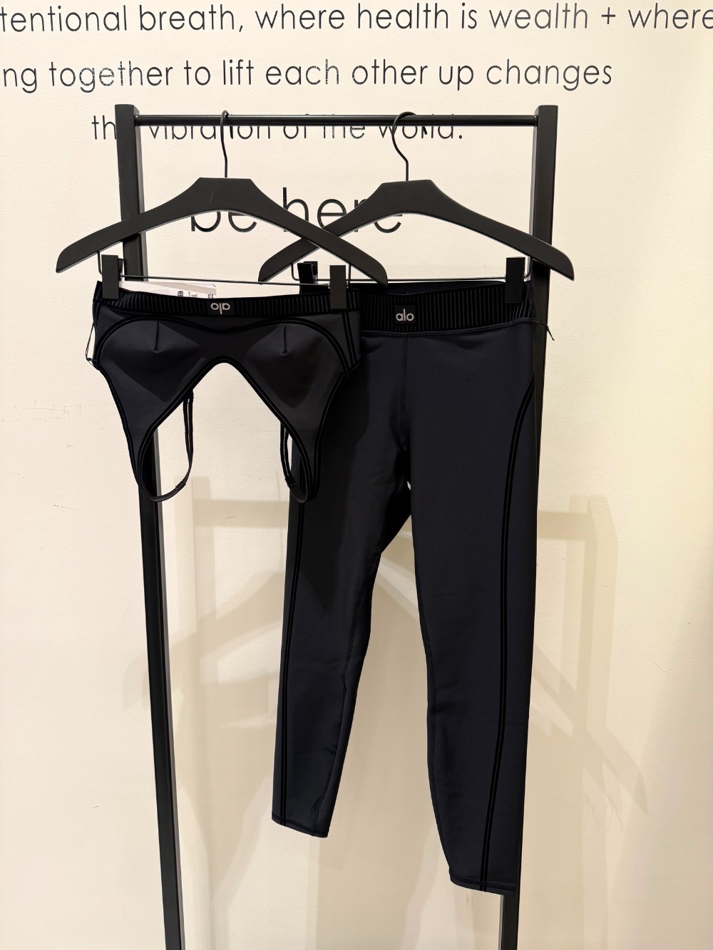 Calça Legging Alo Yoga AirLift High-Waist 7/8 Line Up Black — PPP / PP / P / M / G, Novo