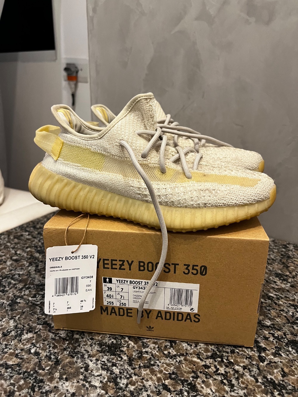 Yeezy Boost 350 v2 Light — 39, Usado