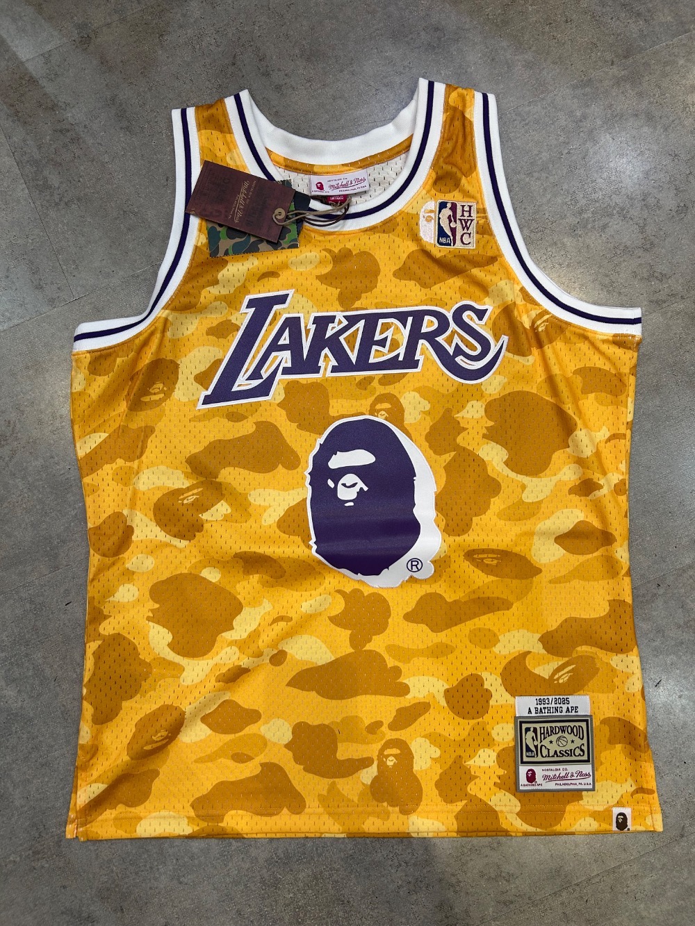 Mitchell & Ness x BAPE Regata Swingman Jersey Los Angeles Lakers Yellow — G, Novo