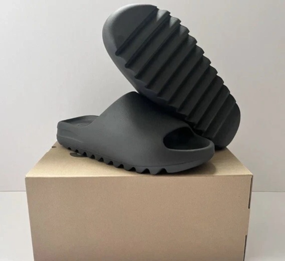 Yeezy Slide Onyx — 34/5, Novo