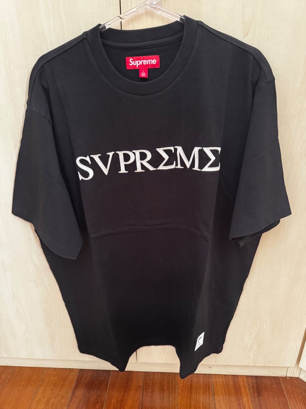Camiseta Supreme Greek S/S Top Black SS26-W13 — G, Novo