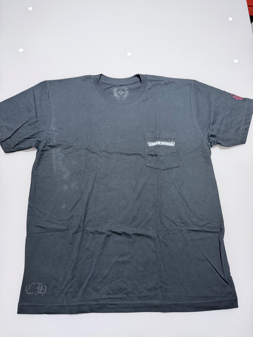 Camiseta Chrome Hearts NYC Scroll Logo Black Red White — XG, Novo