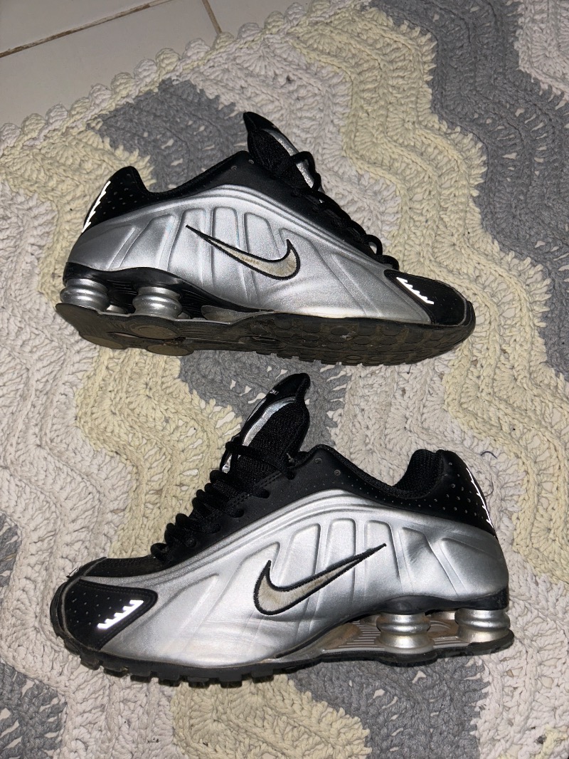 Foto 2 de Nike Shox R4 Metallic Silver Black — 40.5, Usado