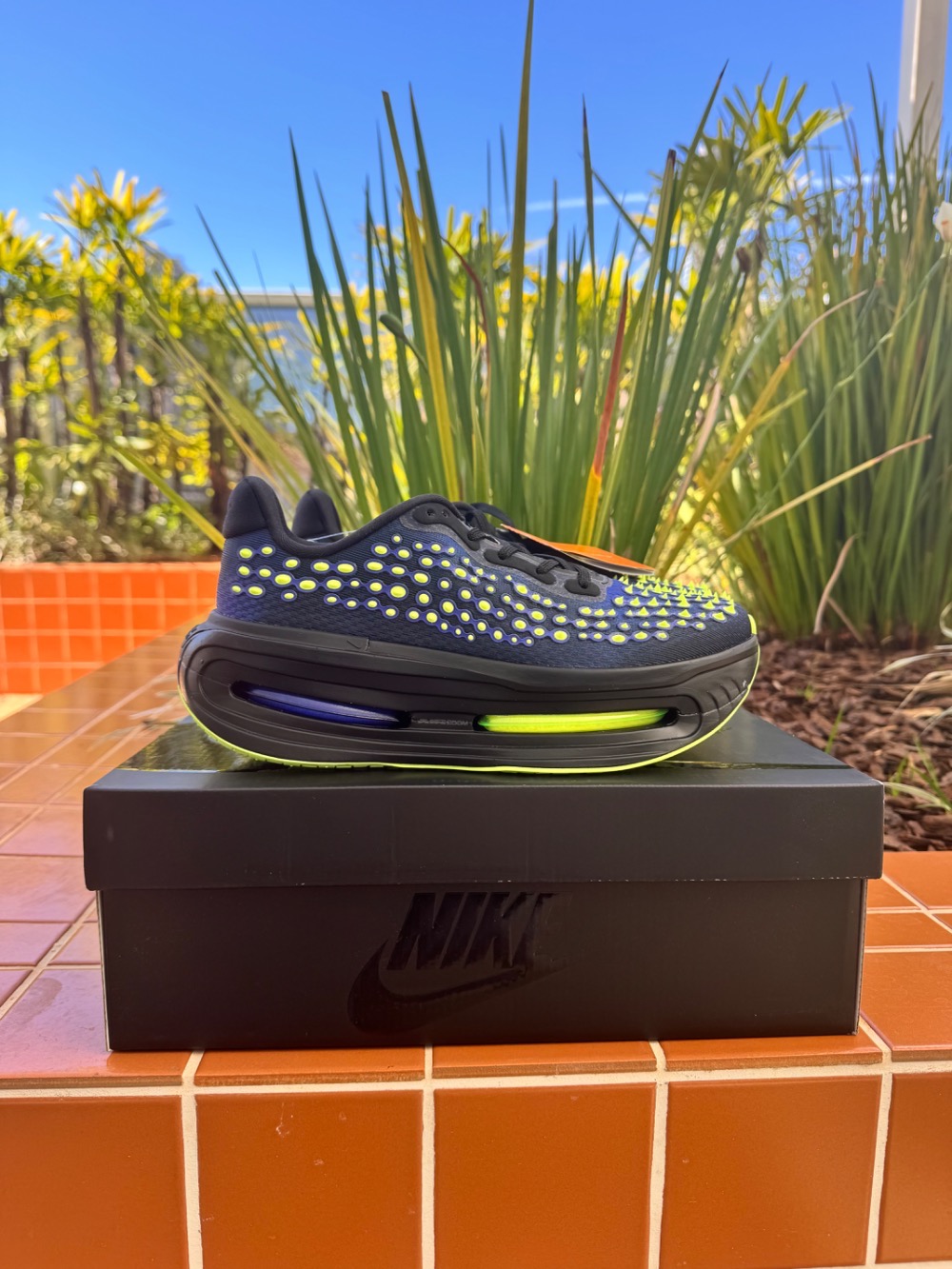 Nike Vomero Premium Rush Violet Volt Glow — 38, Novo