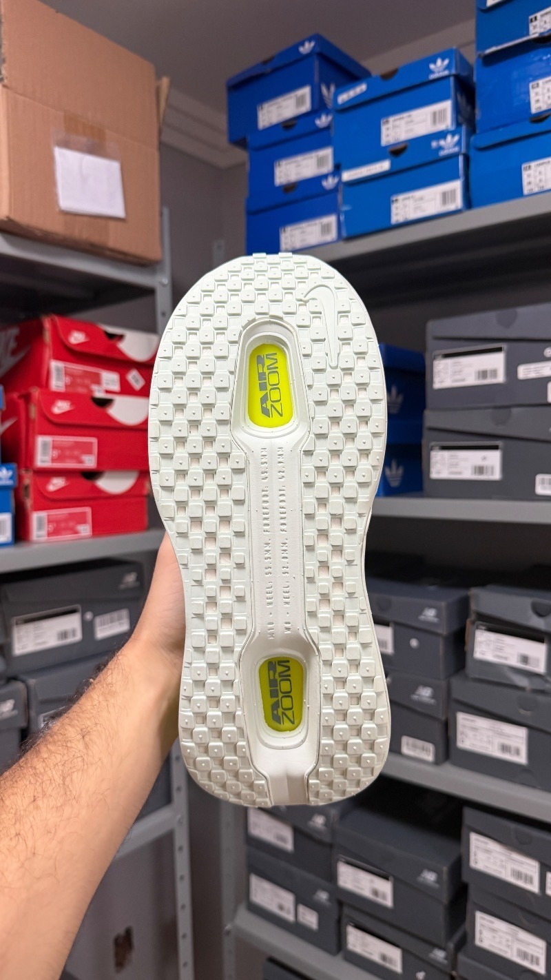 Foto 4 de Nike Vomero Premium Barely Volt — 42, Novo