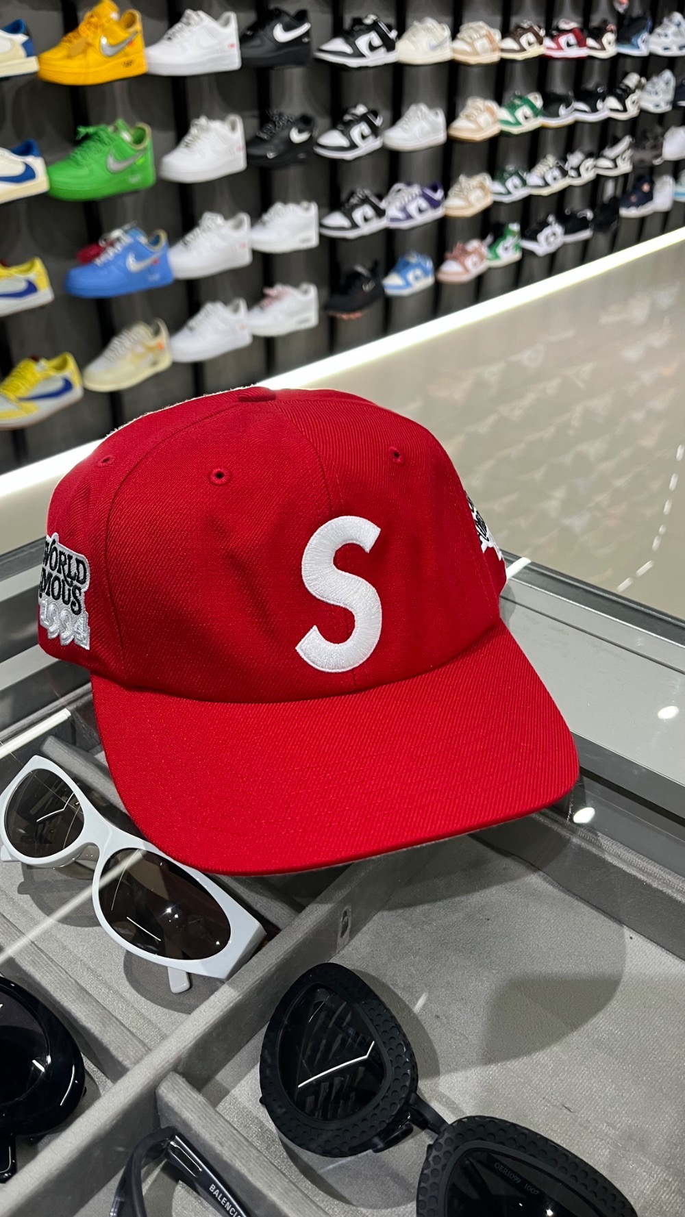 Boné Supreme World Famous S Logo 6-Panel Red SS26-W8 — Único, Novo