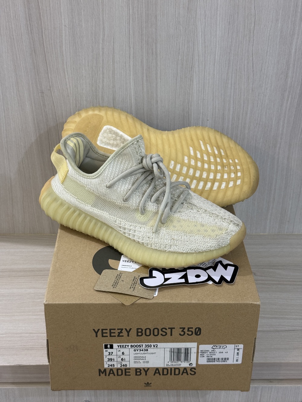 Yeezy Boost 350 v2 Light — 37, Usado